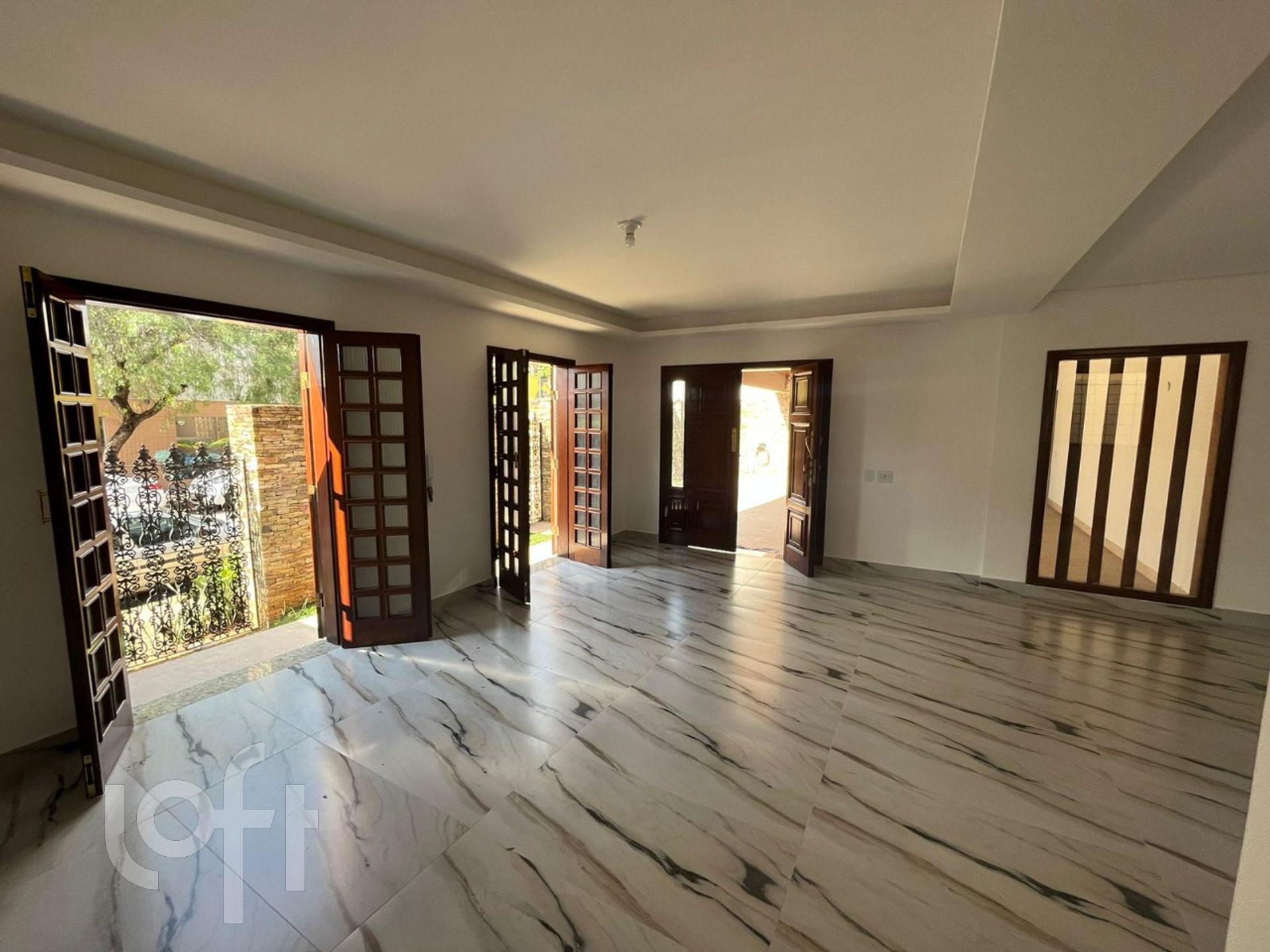 Casa à venda com 4 quartos, 312m² - Foto 1