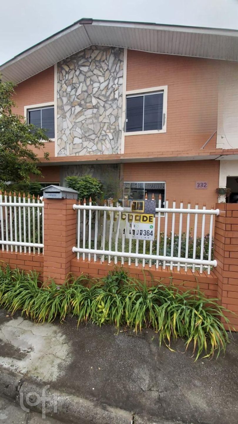 Casa Residencial com 120m², 4 quartos, 1 suíte, 2 garagens, no bairro São João do Rio Vermelho em Florianópolis