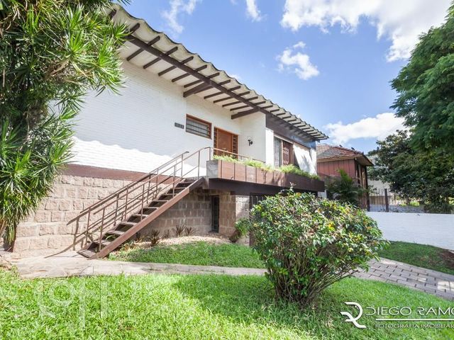 Casa com 327m², 3 dormitórios, 1 suíte, 5 vagas, Chácara das Pedras em Porto Alegre