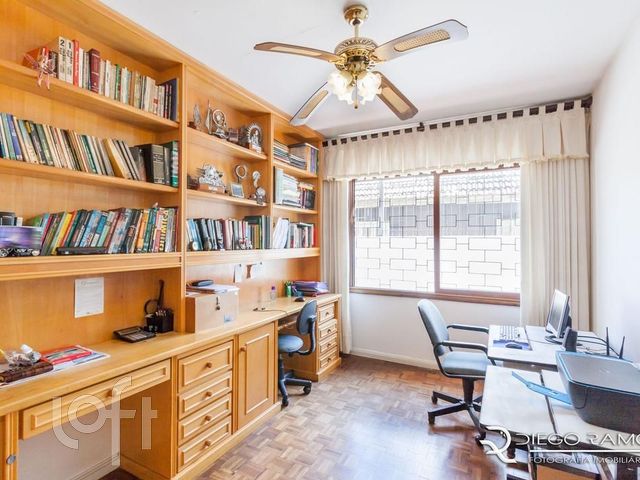 Casa com 327m², 3 dormitórios, 1 suíte, 5 vagas, Chácara das Pedras em Porto Alegre