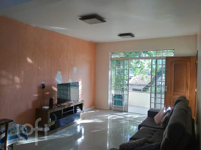 Casa com 250m², 3 dormitórios, 1 suíte, 4 vagas, Santana em Porto Alegre