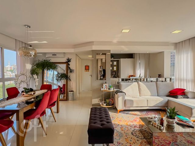 Apartamento com 103m², 3 dormitórios, 1 suíte, 2 vagas, Petrópolis em Porto Alegre