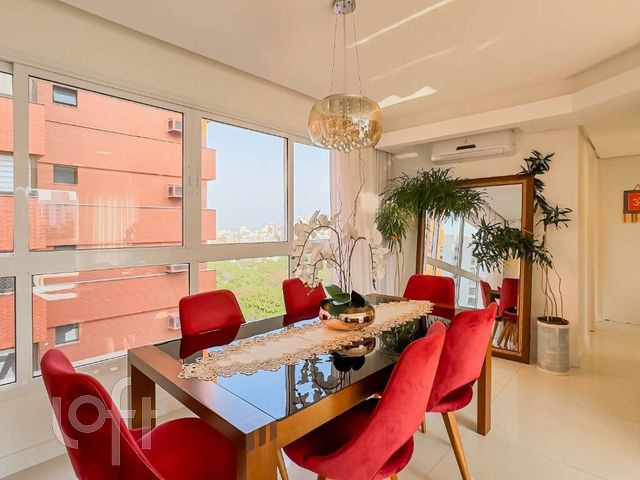 Apartamento com 103m², 3 dormitórios, 1 suíte, 2 vagas, Petrópolis em Porto Alegre