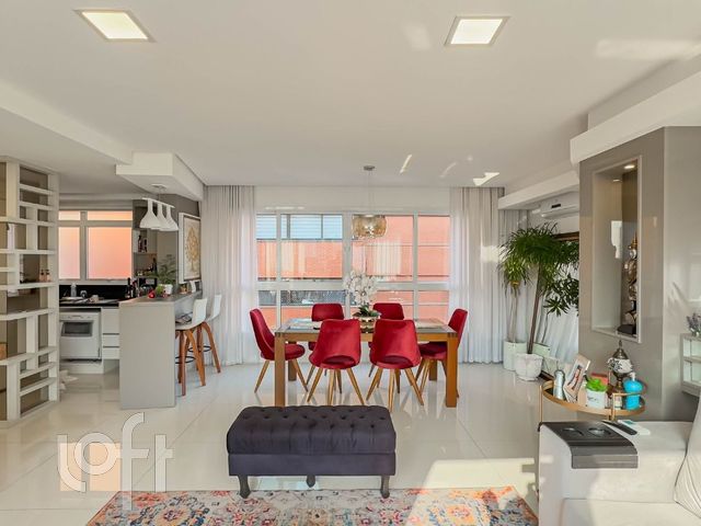 Apartamento com 103m², 3 dormitórios, 1 suíte, 2 vagas, Petrópolis em Porto Alegre