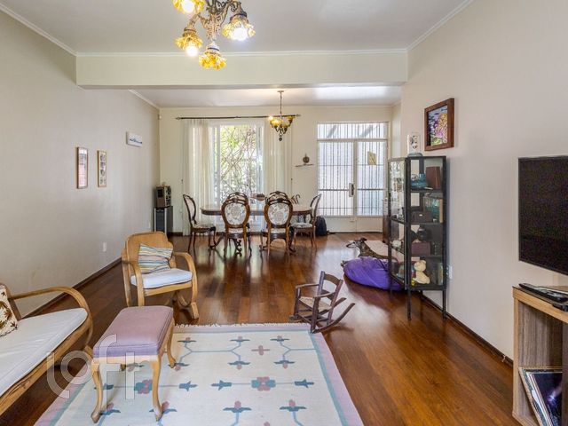 Casa com 241m², 3 dormitórios, 2 vagas, Petrópolis em Porto Alegre