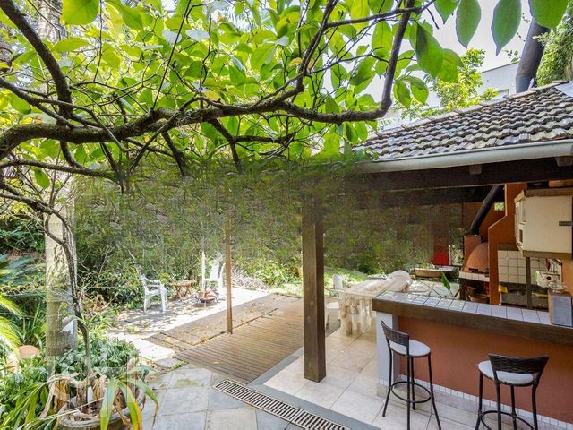 Casa com 241m², 3 dormitórios, 2 vagas, Petrópolis em Porto Alegre