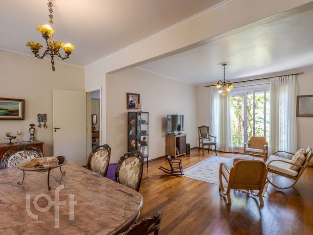 Casa com 241m², 3 dormitórios, 2 vagas, Petrópolis em Porto Alegre