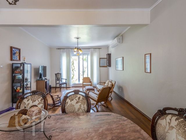 Casa com 241m², 3 dormitórios, 2 vagas, Petrópolis em Porto Alegre