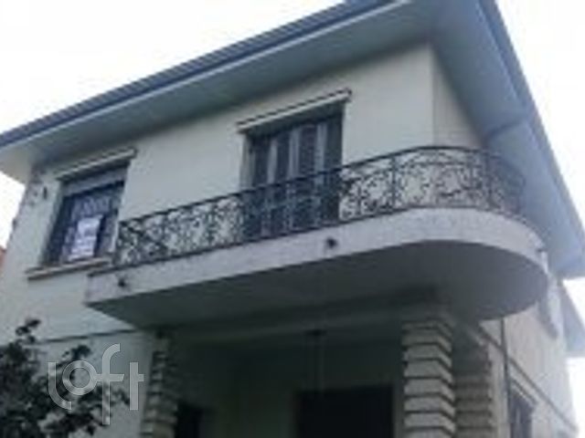 Casa com 250m², 3 dormitórios, 5 vagas, Petrópolis em Porto Alegre