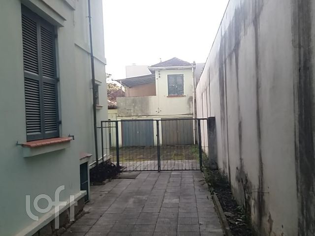 Casa com 250m², 3 dormitórios, 5 vagas, Petrópolis em Porto Alegre