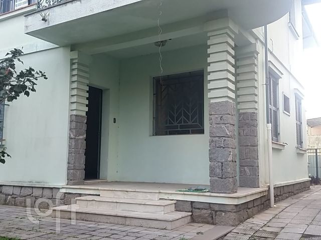 Casa com 250m², 3 dormitórios, 5 vagas, Petrópolis em Porto Alegre