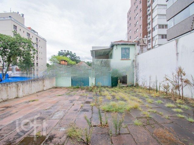 Casa com 250m², 3 dormitórios, 5 vagas, Petrópolis em Porto Alegre
