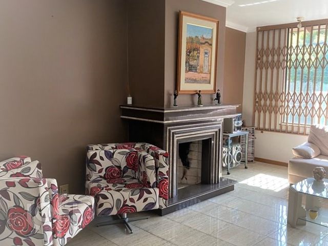 Casa com 330m², 3 dormitórios, 1 suíte, 4 vagas, Chácara das Pedras em Porto Alegre