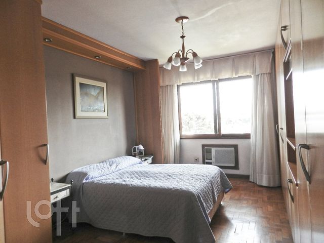 Casa com 330m², 3 dormitórios, 1 suíte, 4 vagas, Chácara das Pedras em Porto Alegre