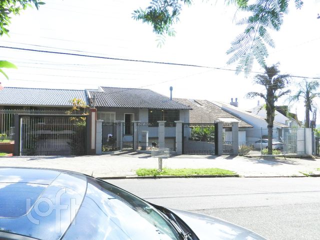 Casa com 330m², 3 dormitórios, 1 suíte, 4 vagas, Chácara das Pedras em Porto Alegre