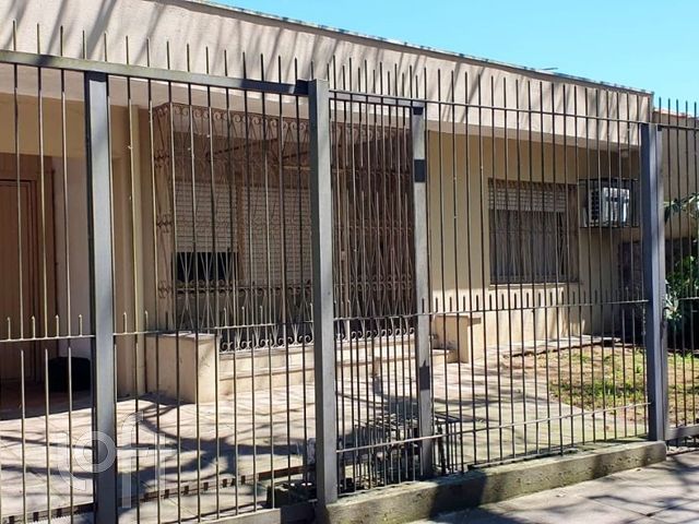 Casa com 284m², 4 dormitórios, 5 vagas, Jardim Botânico em Porto Alegre