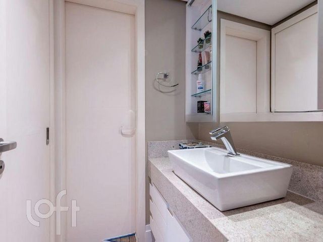 Apartamento com 120m², 3 dormitórios, 1 suíte, 2 vagas, Petrópolis em Porto Alegre