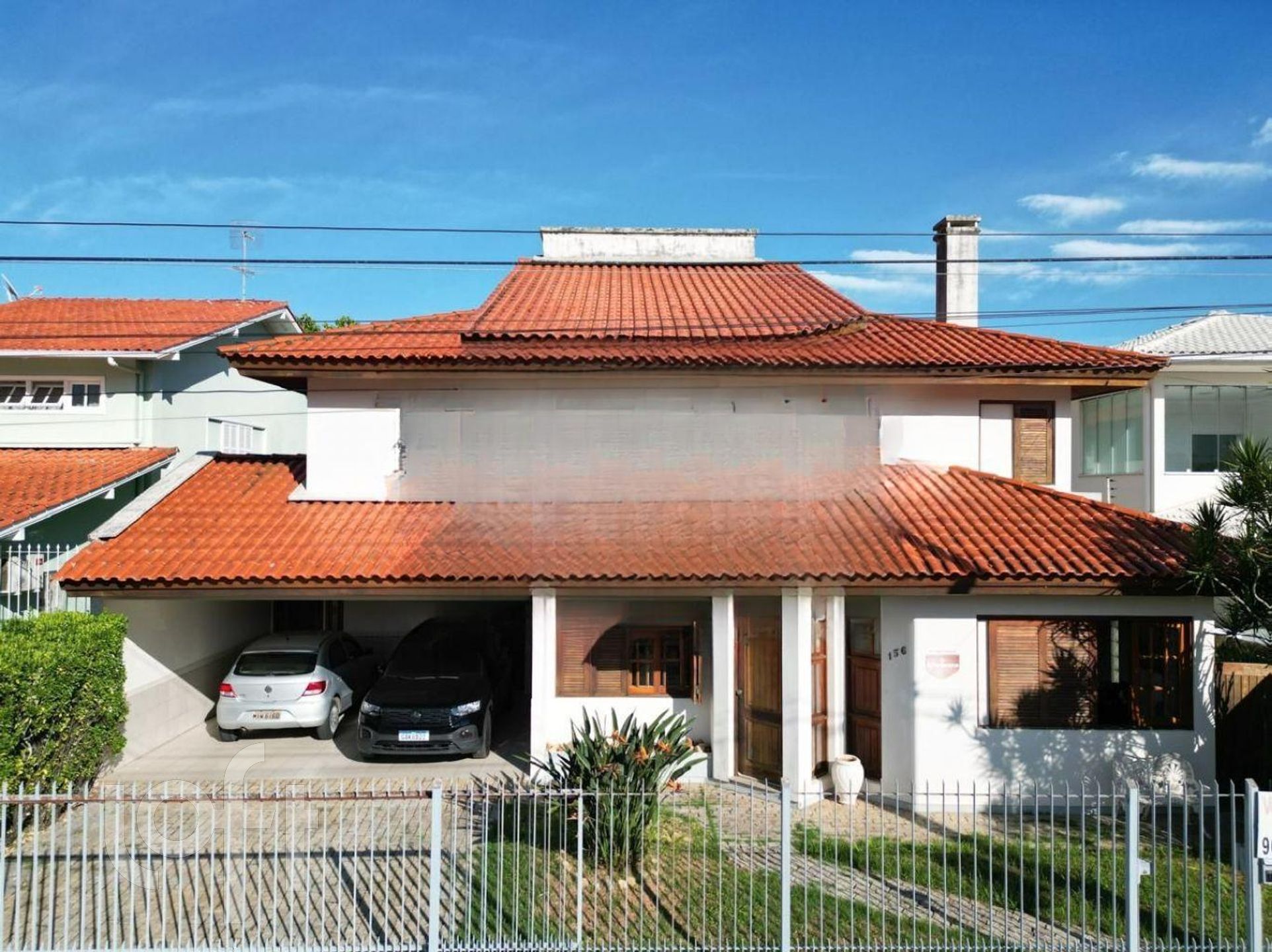 Casa à venda em Córrego Grande com 346 m², 6 quartos, 3 suítes, 4 vagas