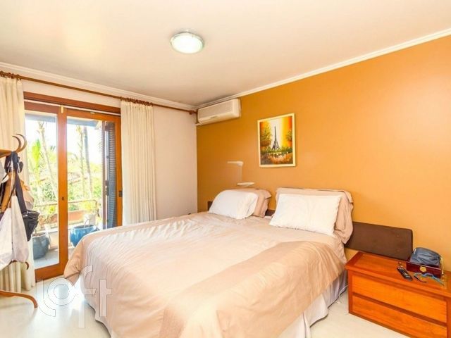 Casa com 338m², 4 dormitórios, 1 suíte, 4 vagas, Chácara das Pedras em Porto Alegre