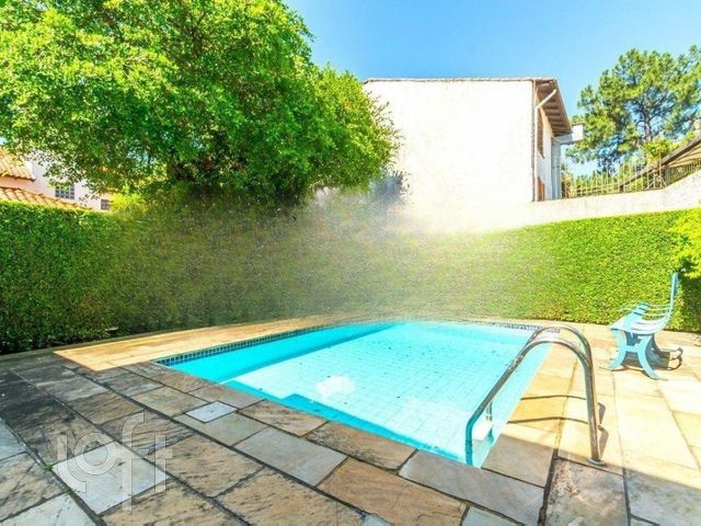 Casa com 338m², 4 dormitórios, 1 suíte, 4 vagas, Chácara das Pedras em Porto Alegre