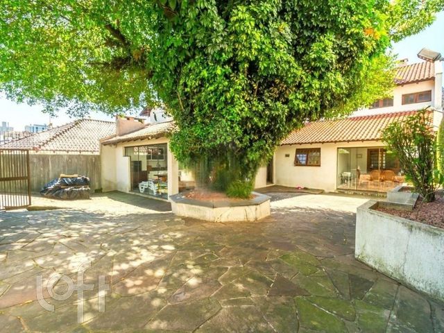 Casa com 338m², 4 dormitórios, 1 suíte, 4 vagas, Chácara das Pedras em Porto Alegre