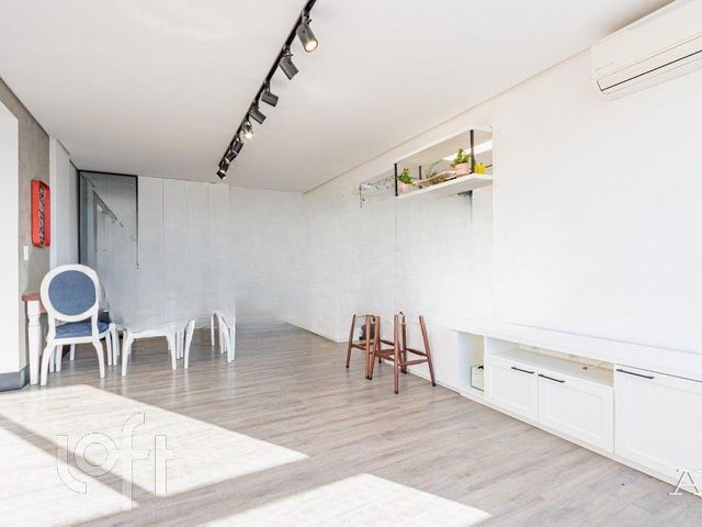 Apartamento com 86m², 3 dormitórios, 1 suíte, 2 vagas, São João em Porto Alegre