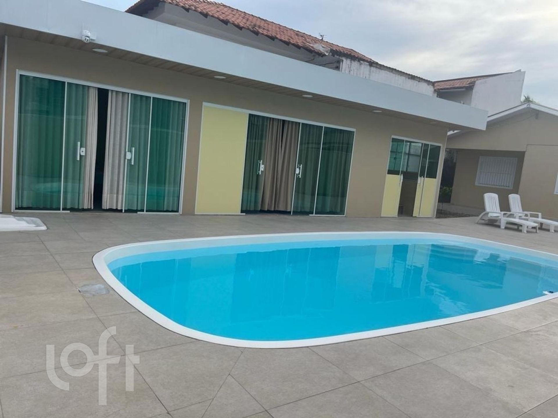 Casa Residencial com 120m², 3 quartos, 2 garagens, no bairro Canasvieiras em Florianópolis