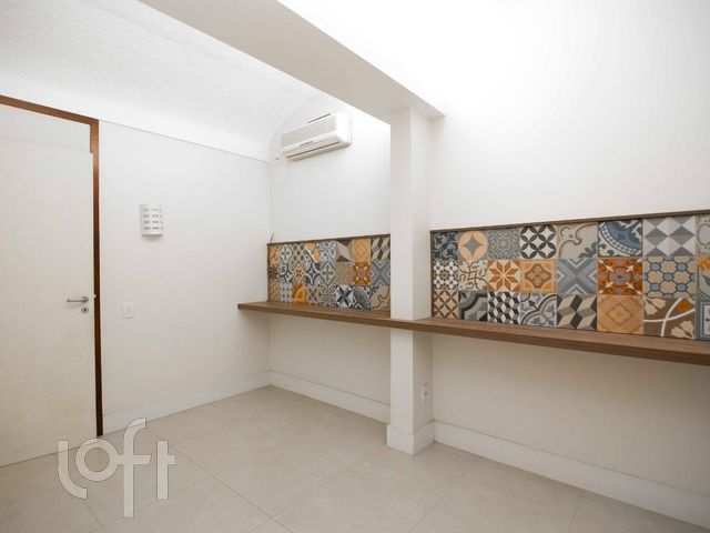 Casa com 322m², 5 dormitórios, 1 suíte, 6 vagas, Menino Deus em Porto Alegre