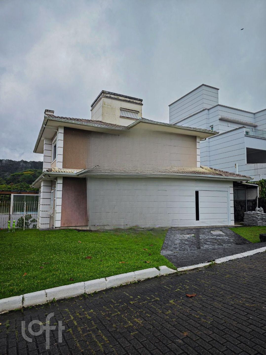 Casa Residencial com 200m², 4 quartos, 2 suítes, 4 garagens, no bairro Córrego Grande em Florianópolis