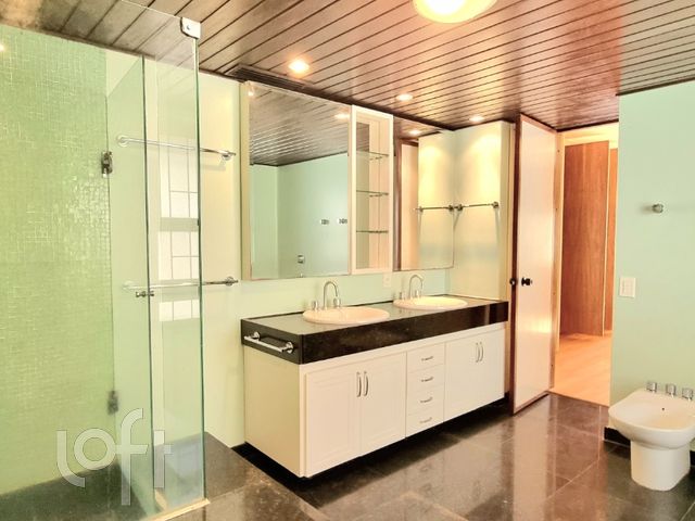 Apartamento com 246m², 3 dormitórios, 1 suíte, 2 vagas, Petrópolis em Porto Alegre