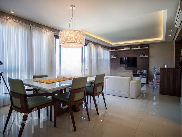 Apartamento com 106m², 3 dormitórios, 1 suíte, 3 vagas, Petrópolis em Porto Alegre