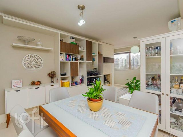 Apartamento com 102m², 3 dormitórios, 1 suíte, 2 vagas, Petrópolis em Porto Alegre