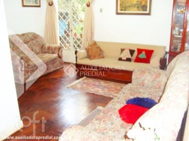 Casa com 222m², 3 dormitórios, 2 vagas, Petrópolis em Porto Alegre