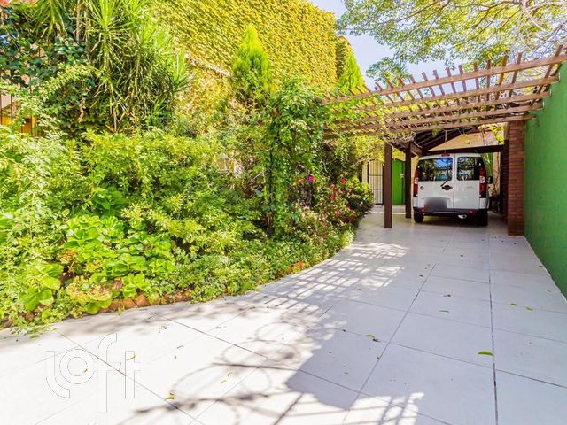 Casa com 144m², 3 dormitórios, 1 suíte, 2 vagas, Petrópolis em Porto Alegre