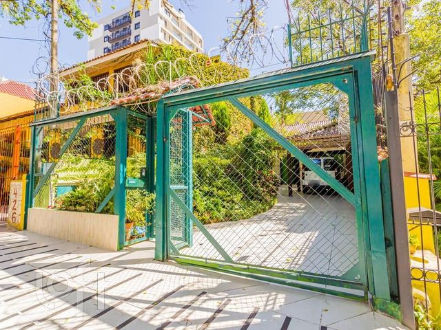 Casa com 144m², 3 dormitórios, 1 suíte, 2 vagas, Petrópolis em Porto Alegre