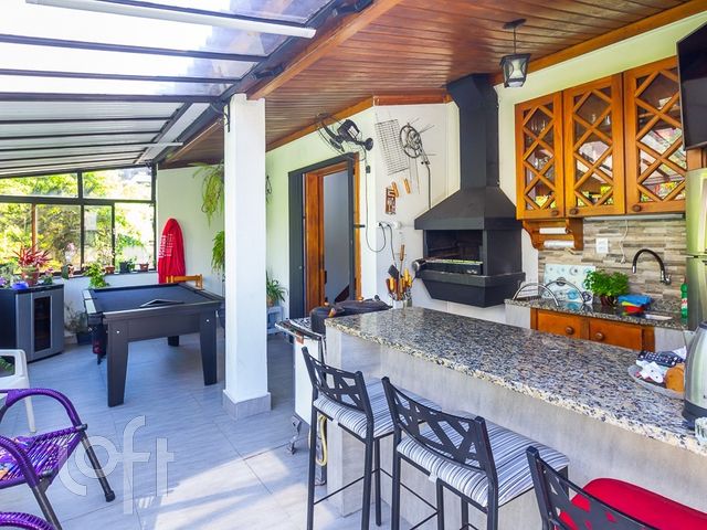Apartamento com 180m², 3 dormitórios, 1 suíte, 2 vagas, Petrópolis em Porto Alegre