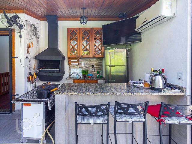Apartamento com 180m², 3 dormitórios, 1 suíte, 2 vagas, Petrópolis em Porto Alegre