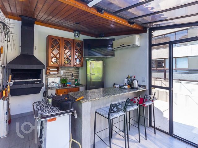 Apartamento com 180m², 3 dormitórios, 1 suíte, 2 vagas, Petrópolis em Porto Alegre