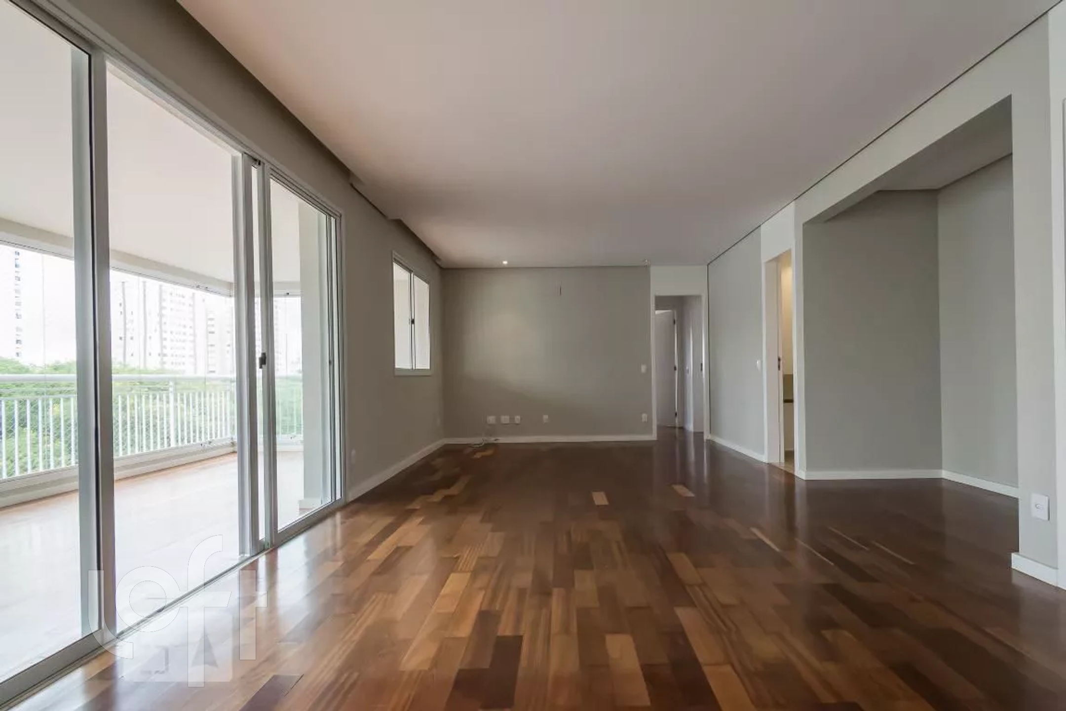 Apartamento à venda com 3 quartos, 135m² - Foto 2