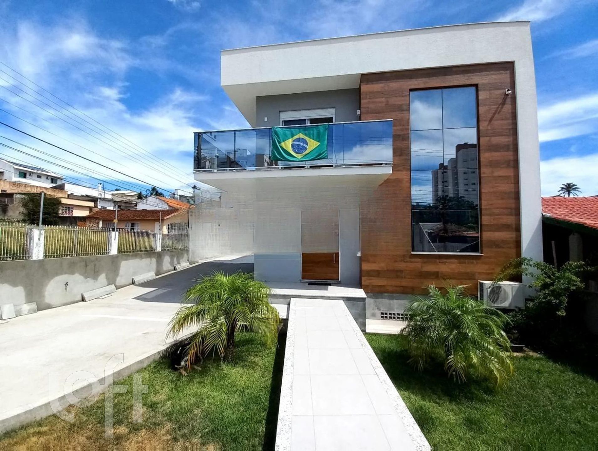 Casa Residencial com 317m², 4 quartos, 3 suítes, 5 garagens, no bairro Jardim Atlântico em Florianópolis