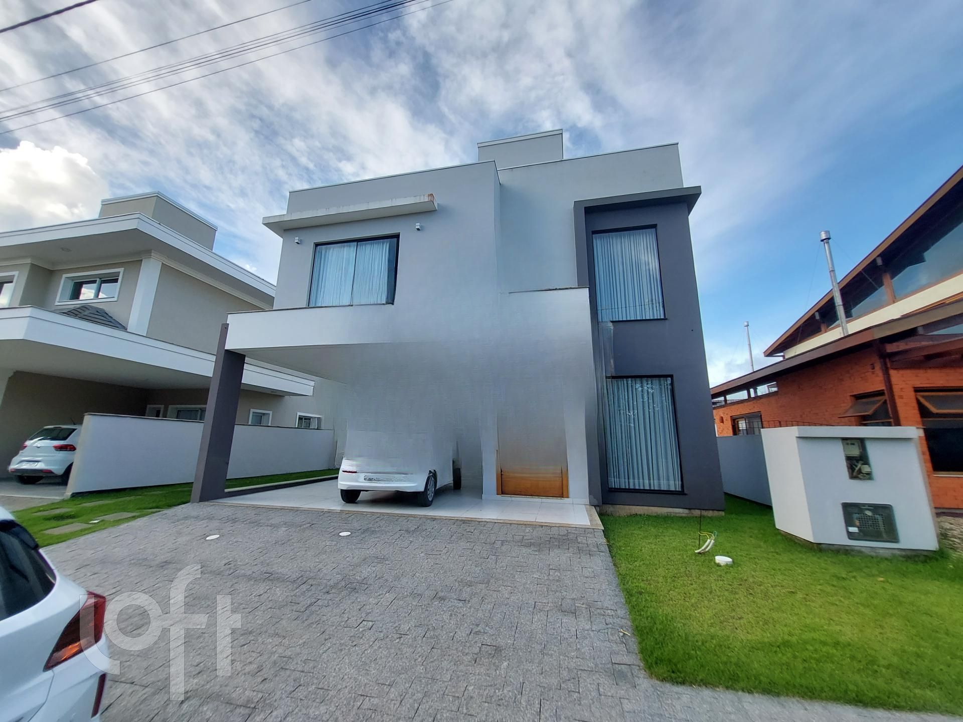 Casa Residencial com 198m², 3 quartos, 1 suíte, 3 garagens, no bairro Campeche Sul em Florianópolis