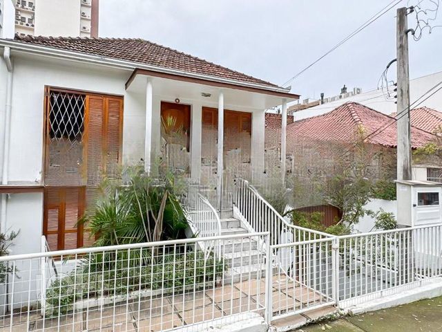 Casa com 392m², 4 dormitórios, Petrópolis em Porto Alegre