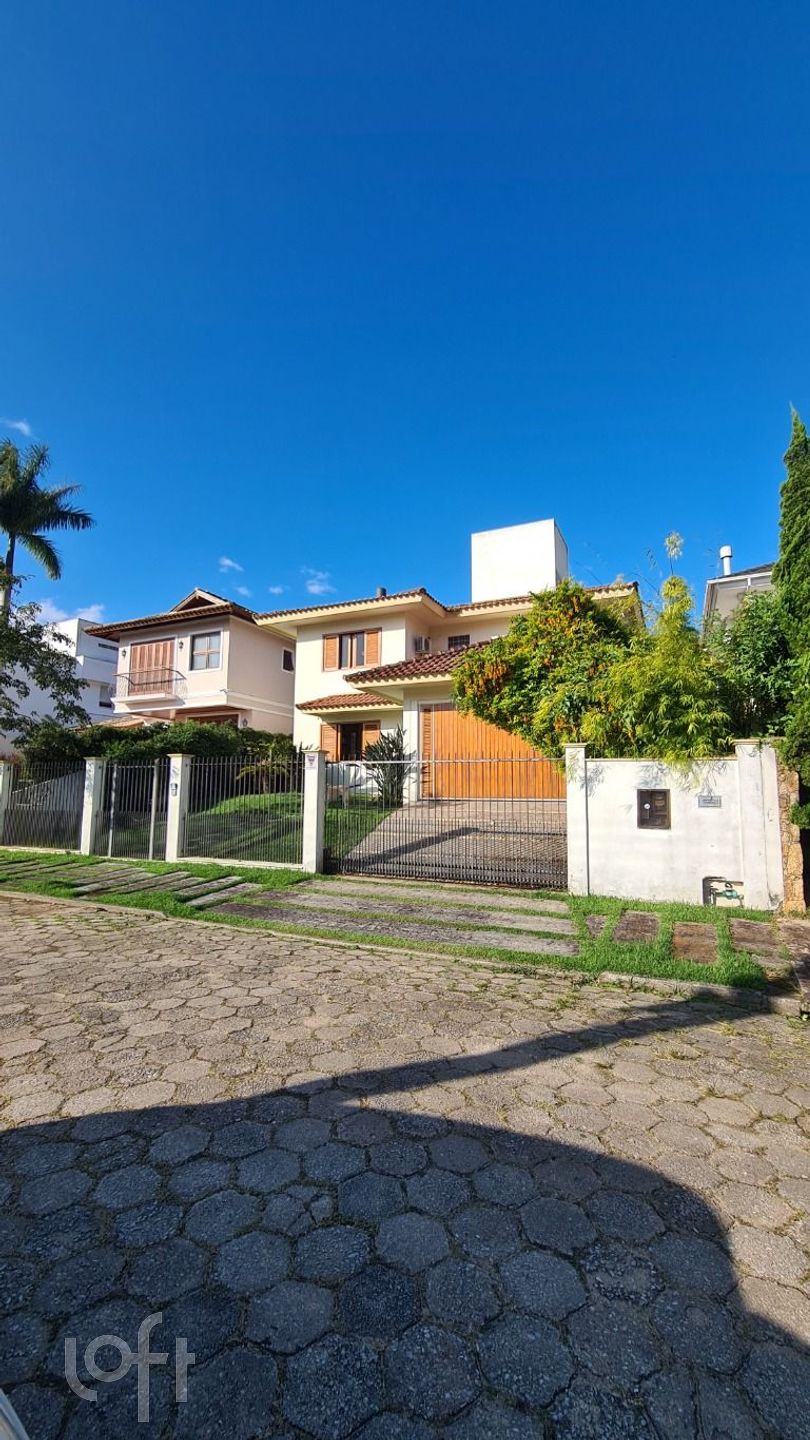 Casa Residencial com 284m², 4 quartos, 1 suíte, no bairro Córrego Grande em Florianópolis