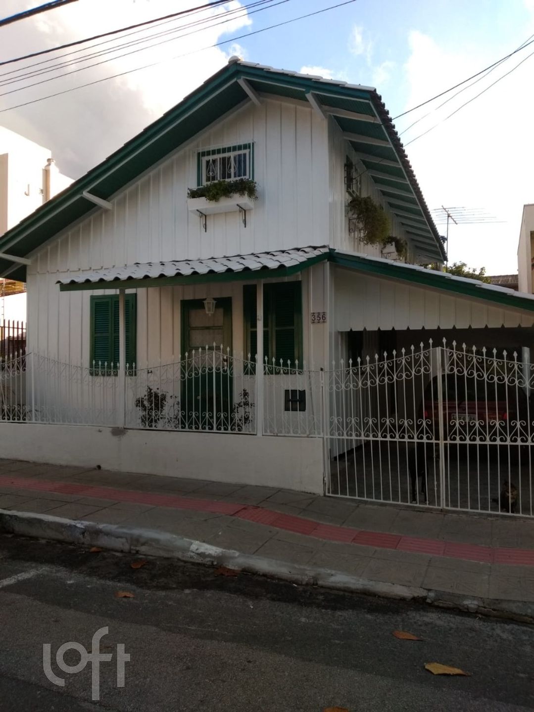 Casa à venda em Nações com 170 m², 3 quartos, 2 vagas