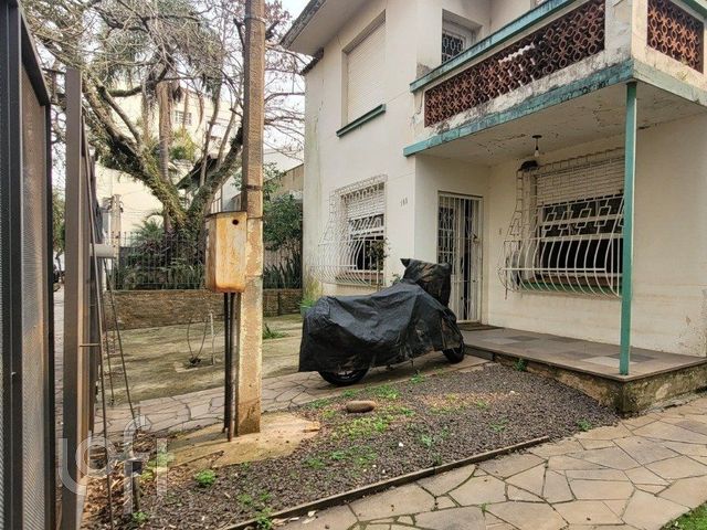 Casa com 280m², 4 dormitórios, 1 suíte, 5 vagas, Menino Deus em Porto Alegre