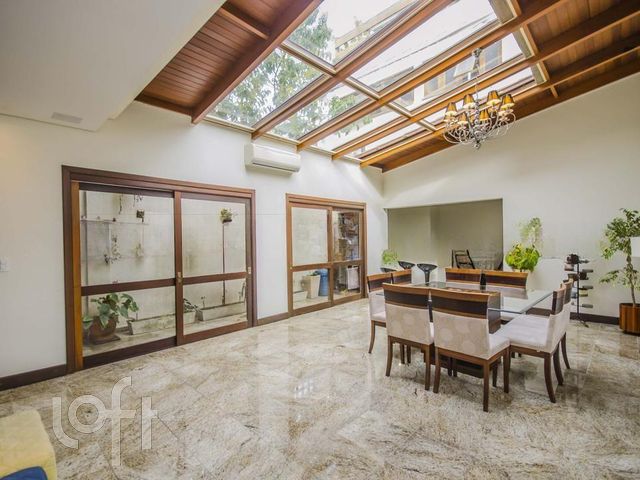 Casa com 330m², 4 dormitórios, 4 suítes, 2 vagas, Santana em Porto Alegre