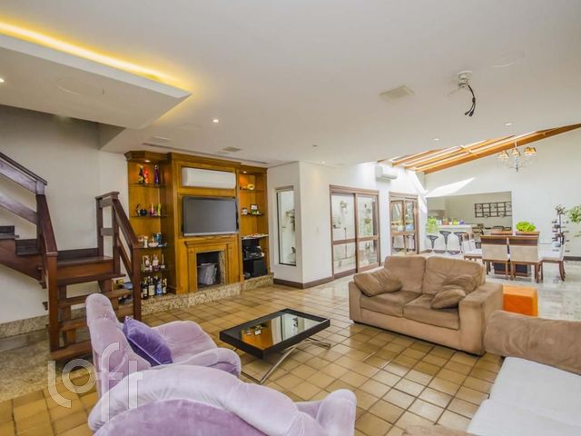 Casa com 330m², 4 dormitórios, 4 suítes, 2 vagas, Santana em Porto Alegre