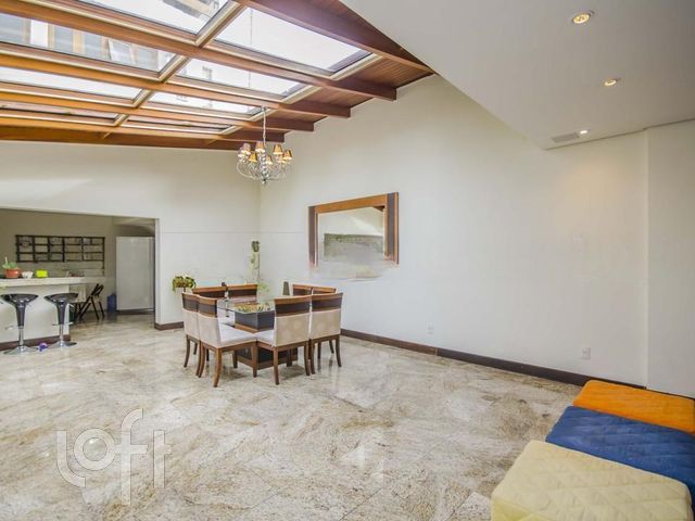 Casa com 330m², 4 dormitórios, 4 suítes, 2 vagas, Santana em Porto Alegre