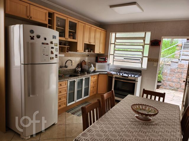 Casa com 360m², 3 dormitórios, 3 vagas, Petrópolis em Porto Alegre