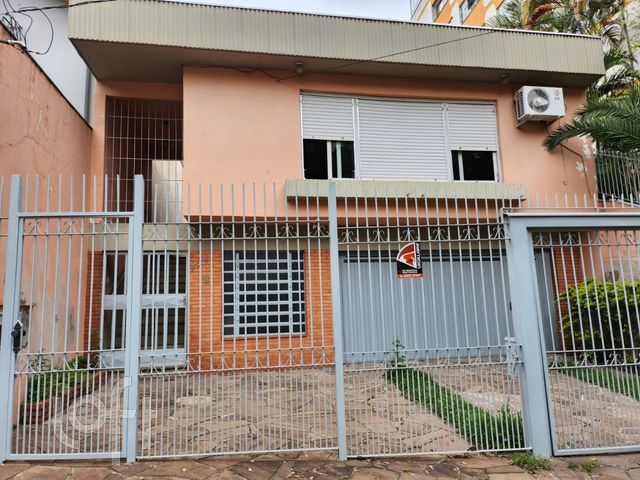 Casa com 360m², 3 dormitórios, 3 vagas, Petrópolis em Porto Alegre